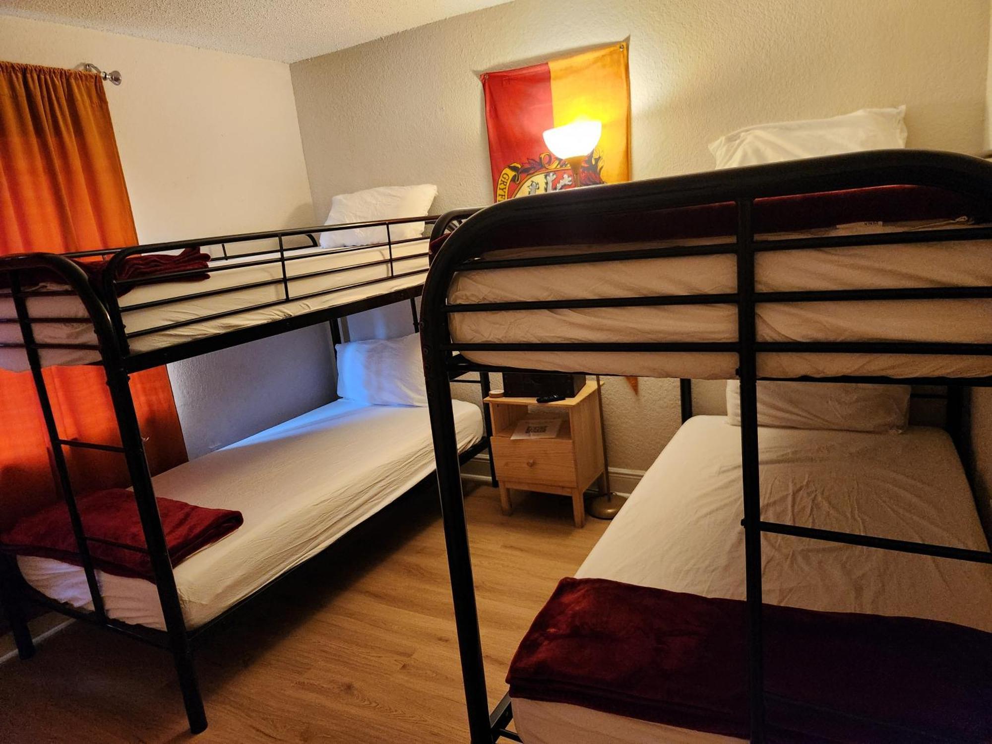 Centauri Vacation Rentals: 2-bedroom With Free Parking Apartamento *